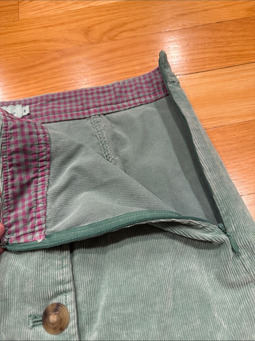 Vineyard Vine corduroy sage green button front accent mini skirt size 8. - Picture 3 of 7